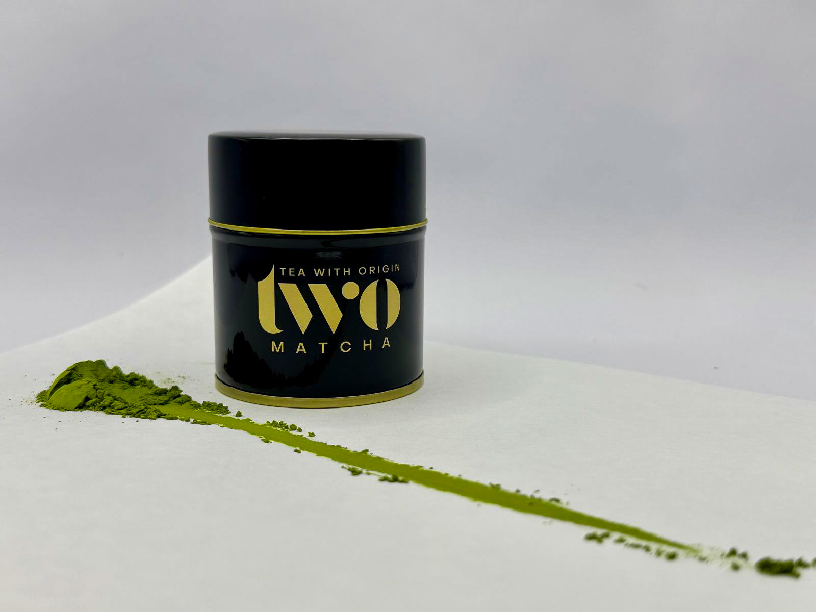 TWO Matcha Glow – Organic Saemidori ceremonial matcha, rich in antioxidants with a smooth, naturally sweet taste and bright emerald color.