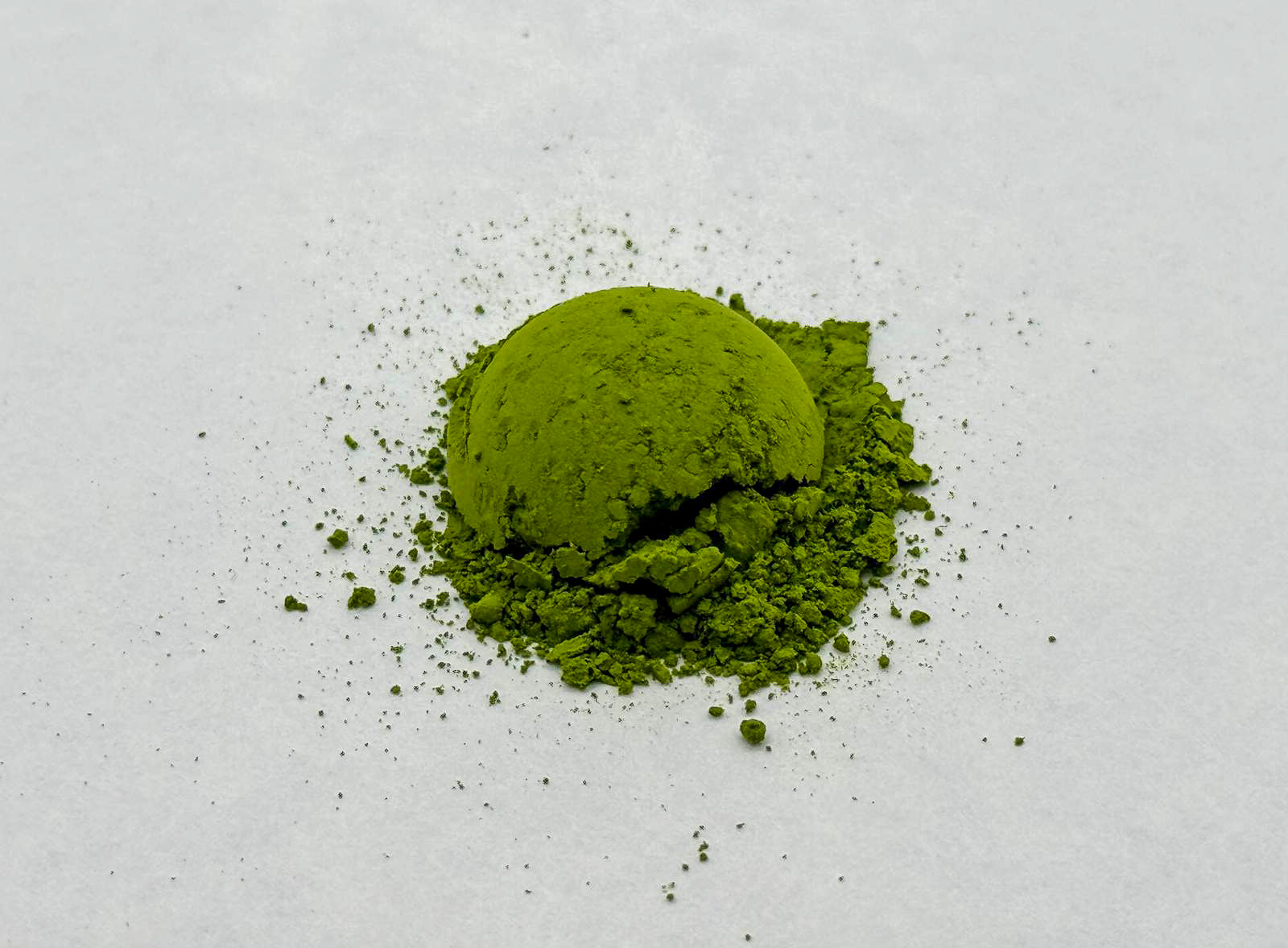 TWO Matcha Gratitude – Organic Ujimidori ceremonial-grade matcha in vibrant green powder, perfect for matcha lattes and traditional tea rituals.